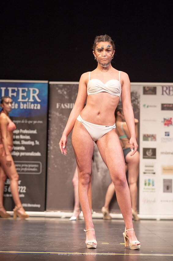 bikini tela con brillo en la pasarela de moda Asturias Fashion Week