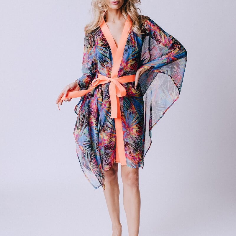 Kimono para playa Agonda Beach te sumergirá en el más profundo verano. Kimono tipo túnica con su estampado de colores tropicales, será el look perfecto para la playa, además del material de seda de alta calidad,