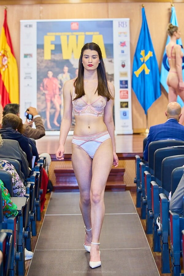 desfile de lencería y moda baño E-lakokette