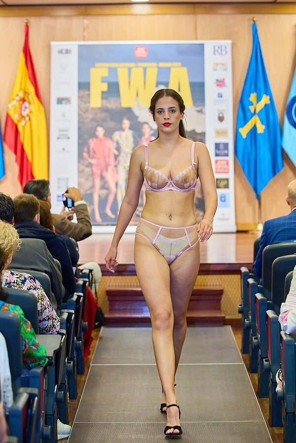 desfile de lencería y moda baño