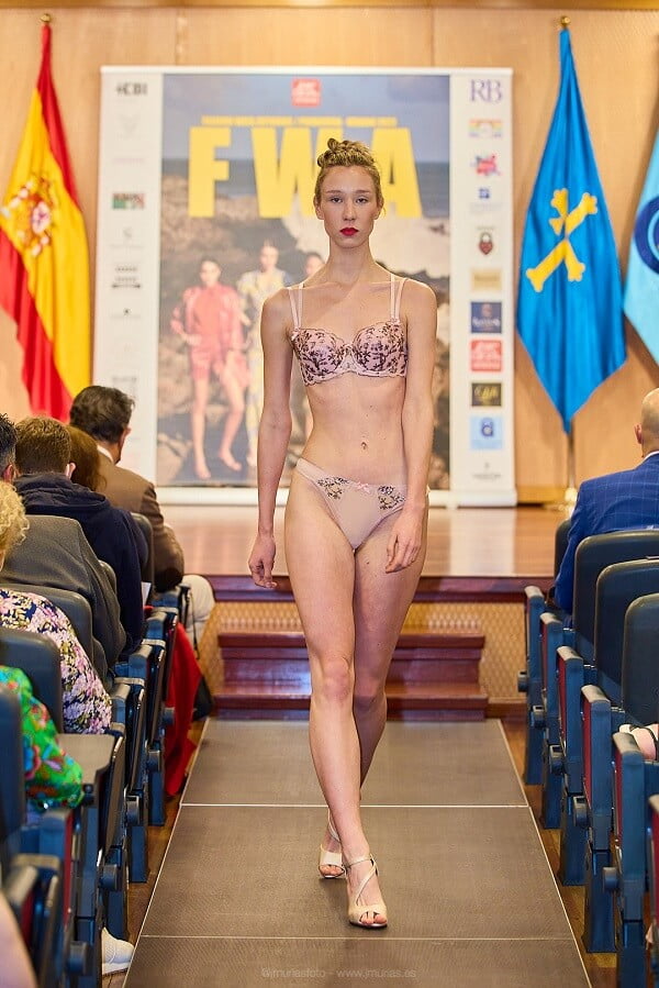 desfile de lencería y moda baño