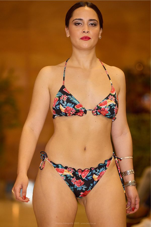 Bikini ideal según tu figura que te hará sentir sexy! Saca tu lado exotico.  Maravilloso bikini de mujer estampado exótico en fondo oscuro resaltando colores de esta temporada, te sorprenderá las decoraciones coloridas en contrastes simulando la jungla. El top del bikini en forma de triángulo sin aros